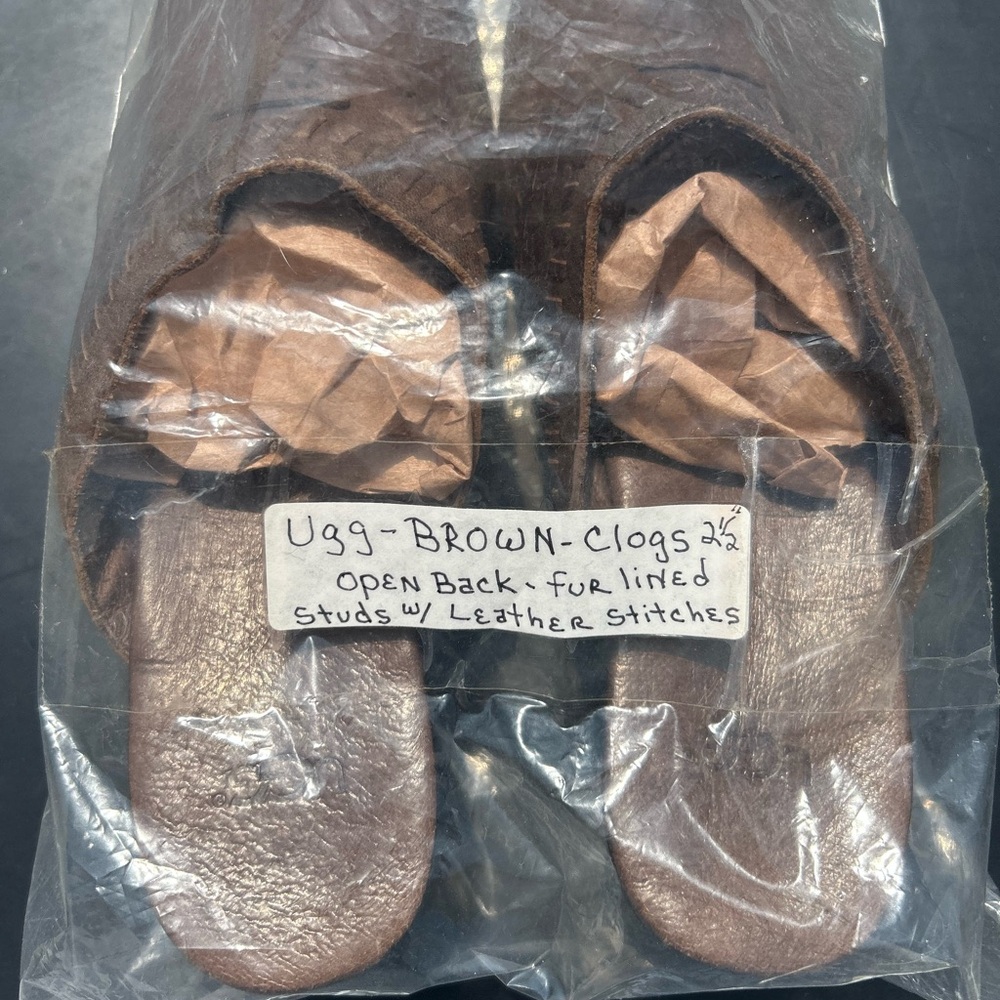 Women’s Uggs Clogs - image 3